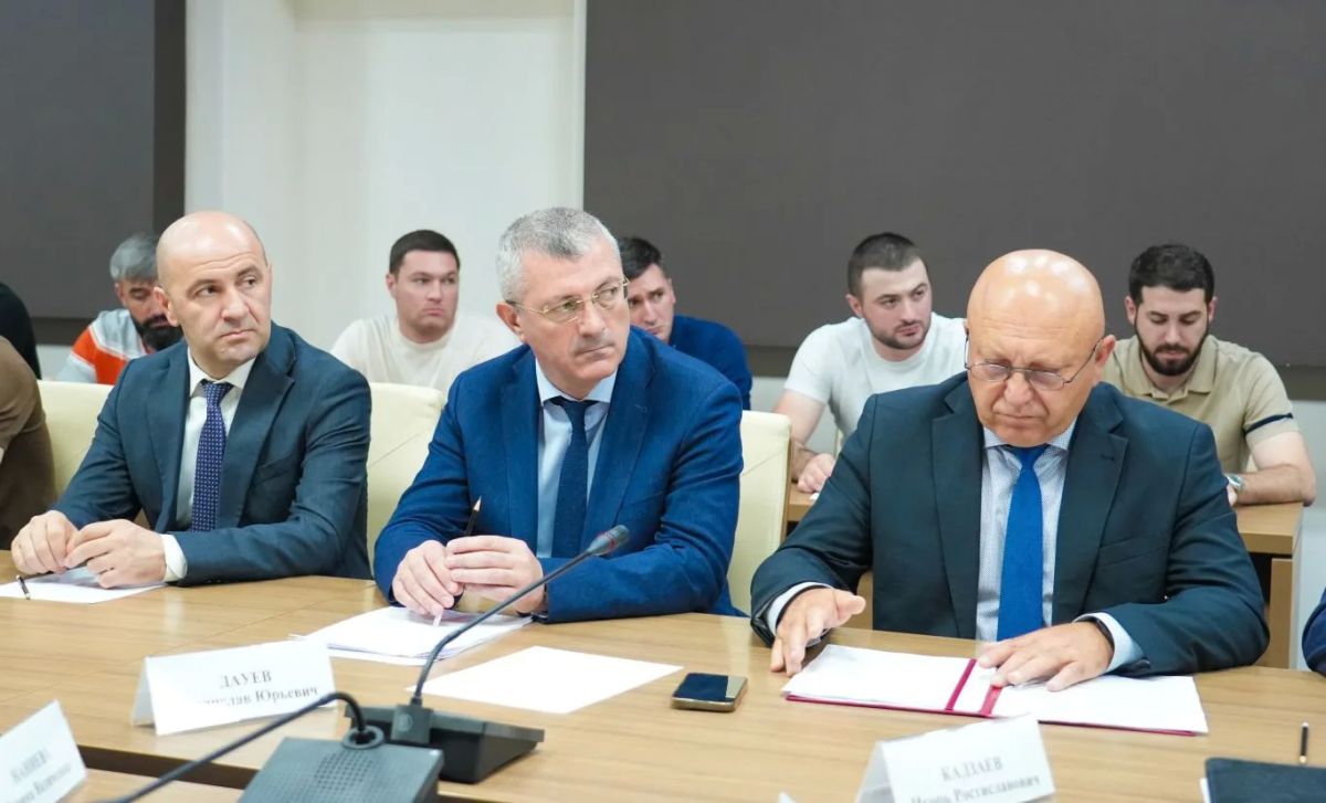 Глава РСО – Алания Сергей Меняйло провел совещание по ситуации, складывающейся на топливно-энергетическом рынке Глава РСО – Алания Сергей Меняйло провел совещание по ситуации, складывающейся на топливно-энергетическом рынке