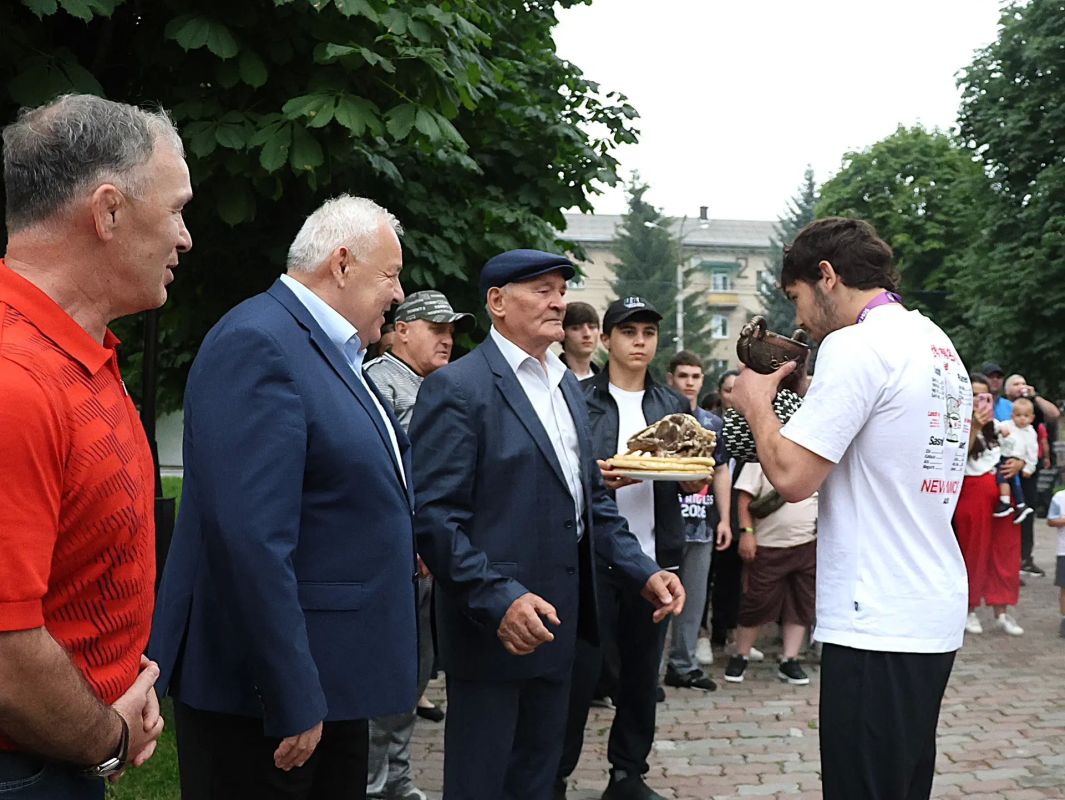 Во Владикавказе встретили победителя первенства Европы по греко-римской борьбе среди юниоров до 21 года Заура Беслекоева Во Владикавказе встретили победителя первенства Европы по греко-римской борьбе среди юниоров до 21 года Заура Беслекоева