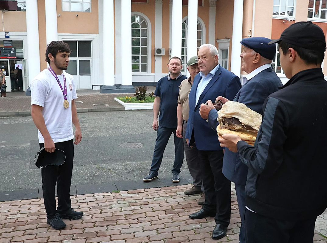 Во Владикавказе встретили победителя первенства Европы по греко-римской борьбе среди юниоров до 21 года Заура Беслекоева Во Владикавказе встретили победителя первенства Европы по греко-римской борьбе среди юниоров до 21 года Заура Беслекоева