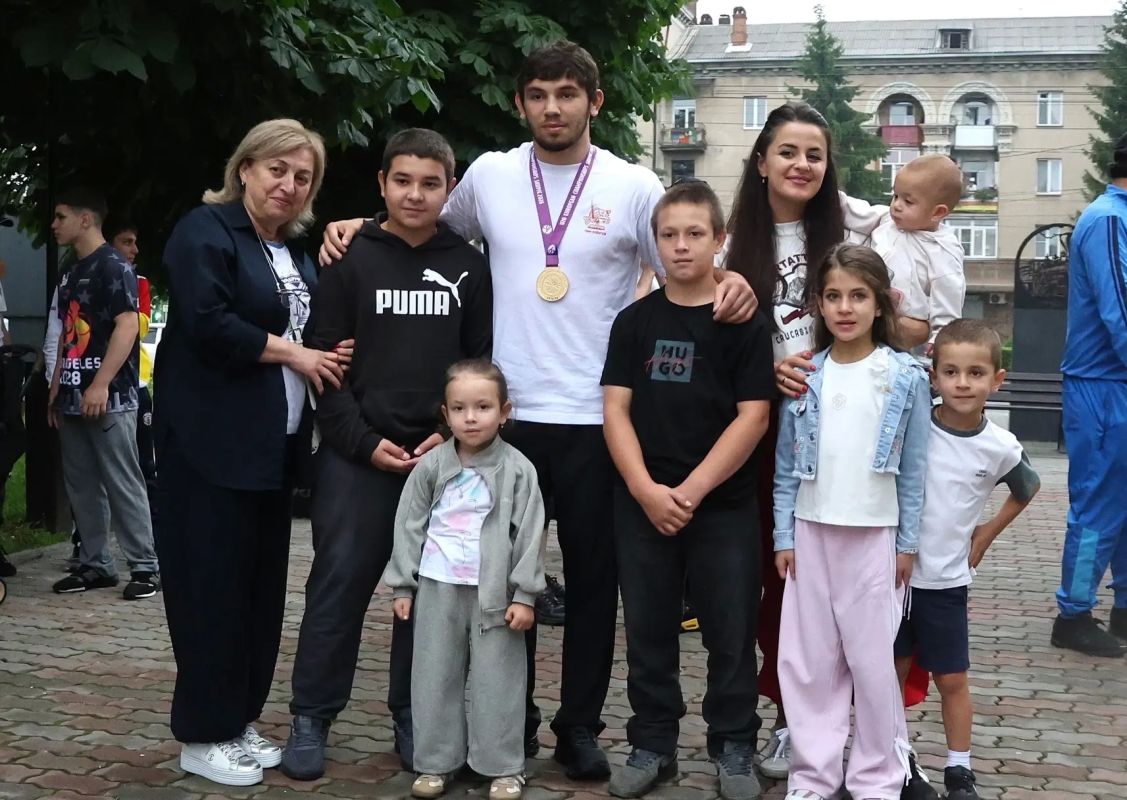 Во Владикавказе встретили победителя первенства Европы по греко-римской борьбе среди юниоров до 21 года Заура Беслекоева Во Владикавказе встретили победителя первенства Европы по греко-римской борьбе среди юниоров до 21 года Заура Беслекоева