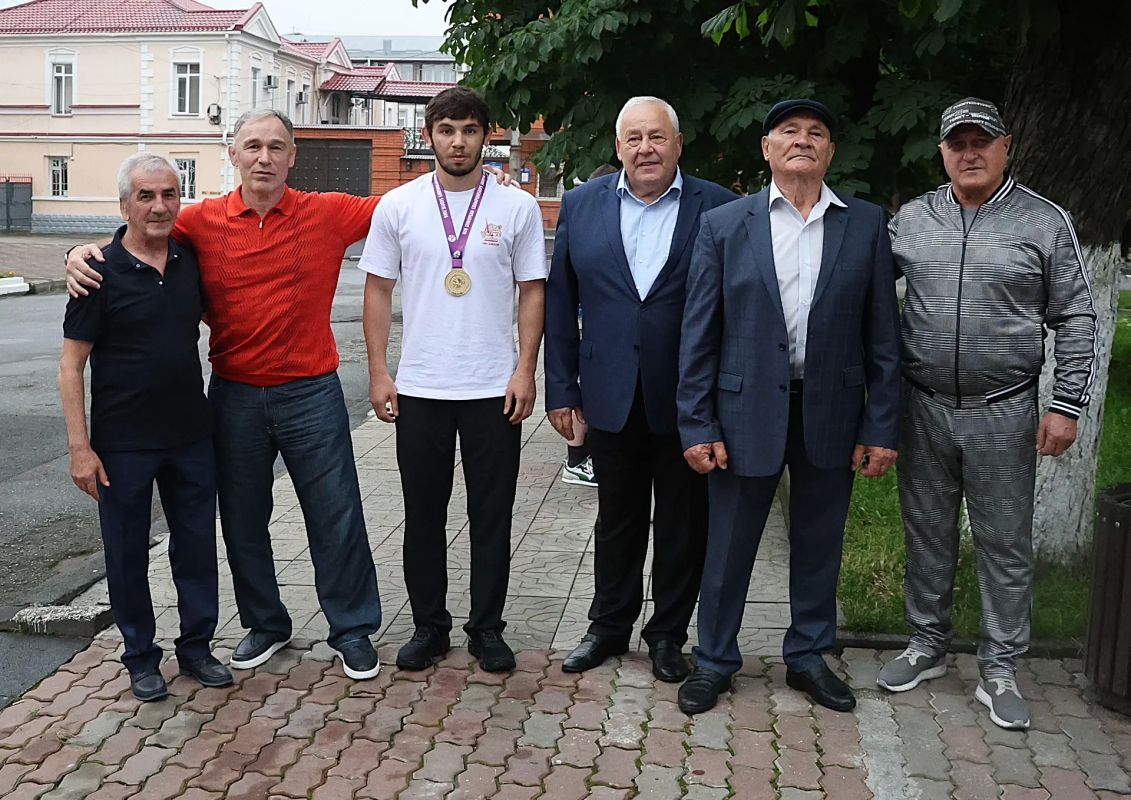 Во Владикавказе встретили победителя первенства Европы по греко-римской борьбе среди юниоров до 21 года Заура Беслекоева Во Владикавказе встретили победителя первенства Европы по греко-римской борьбе среди юниоров до 21 года Заура Беслекоева