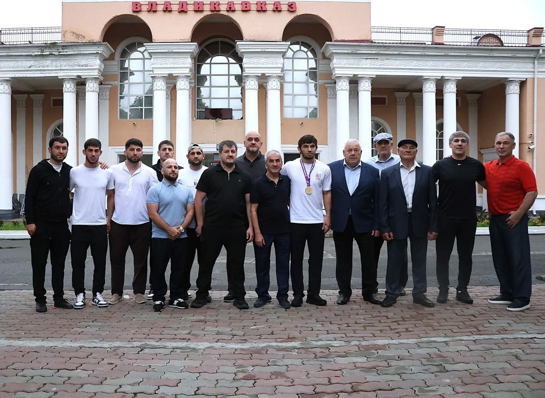 Во Владикавказе встретили победителя первенства Европы по греко-римской борьбе среди юниоров до 21 года Заура Беслекоева Во Владикавказе встретили победителя первенства Европы по греко-римской борьбе среди юниоров до 21 года Заура Беслекоева