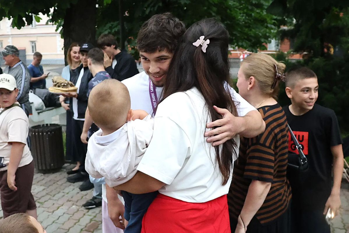 Во Владикавказе встретили победителя первенства Европы по греко-римской борьбе среди юниоров до 21 года Заура Беслекоева Во Владикавказе встретили победителя первенства Европы по греко-римской борьбе среди юниоров до 21 года Заура Беслекоева