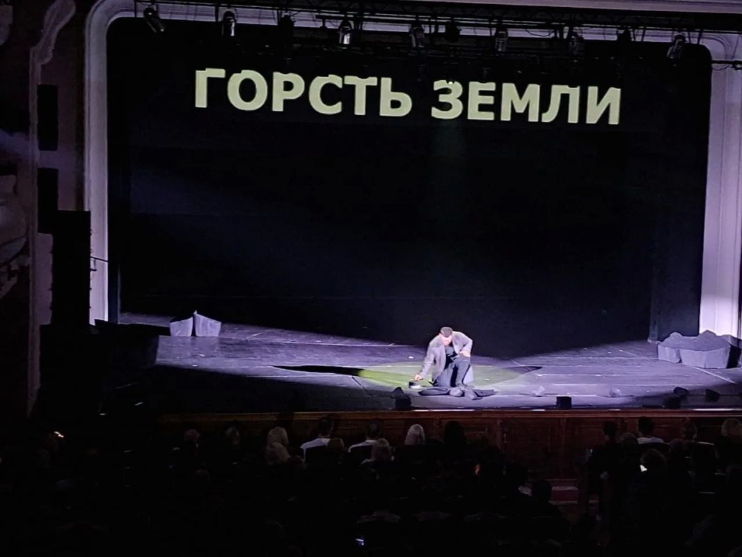 В филиале Мариинского театра на Тхапсаева проходит показ спектакля "Горсть земли" Национального театра Республики Адыгея им.И.С. Цея В филиале Мариинского театра на Тхапсаева проходит показ спектакля "Горсть земли" Национального театра Республики Адыгея им.И.С. Цея