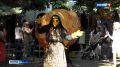 Спектакль-променад "Старухи" представили во Владикавказе артисты уличного театра "Странствующие куклы господина Пэжо"