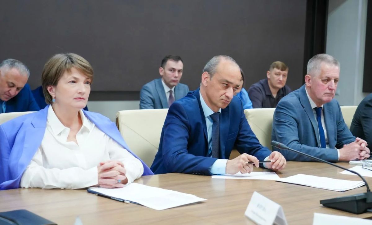 Глава РСО – Алания Сергей Меняйло провел еженедельное аппаратное совещание с участием руководителей органов исполнительной власти и муниципальных образований, представителей правоохранительных и надзорных структур республики Глава РСО – Алания Сергей Меняйло провел еженедельное аппаратное совещание с участием руководителей органов исполнительной власти и муниципальных образований, представителей правоохранительных и надзорных структур республики