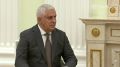 Владимир Путин проводит в Кремле встречу с исполняющим обязанности президента Южной Осетии Маратом Камболовым