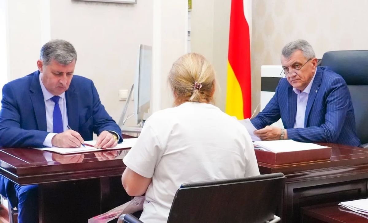 Глава РСО – Алания Сергей Меняйло провел прием по личным вопросам для членов семей участников специальной военной операции Глава РСО – Алания Сергей Меняйло провел прием по личным вопросам для членов семей участников специальной военной операции