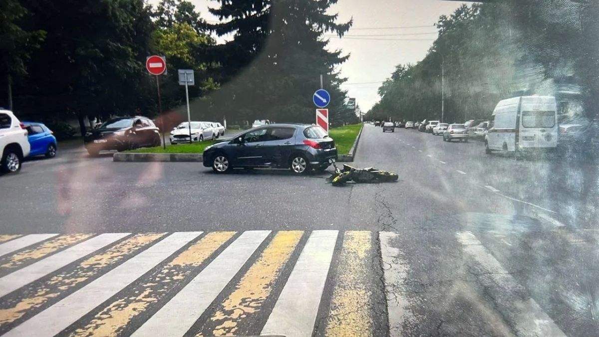 Сотрудники Госавтоинспекции выясняют обстоятельства ДТП, в котором пострадал мотоциклист