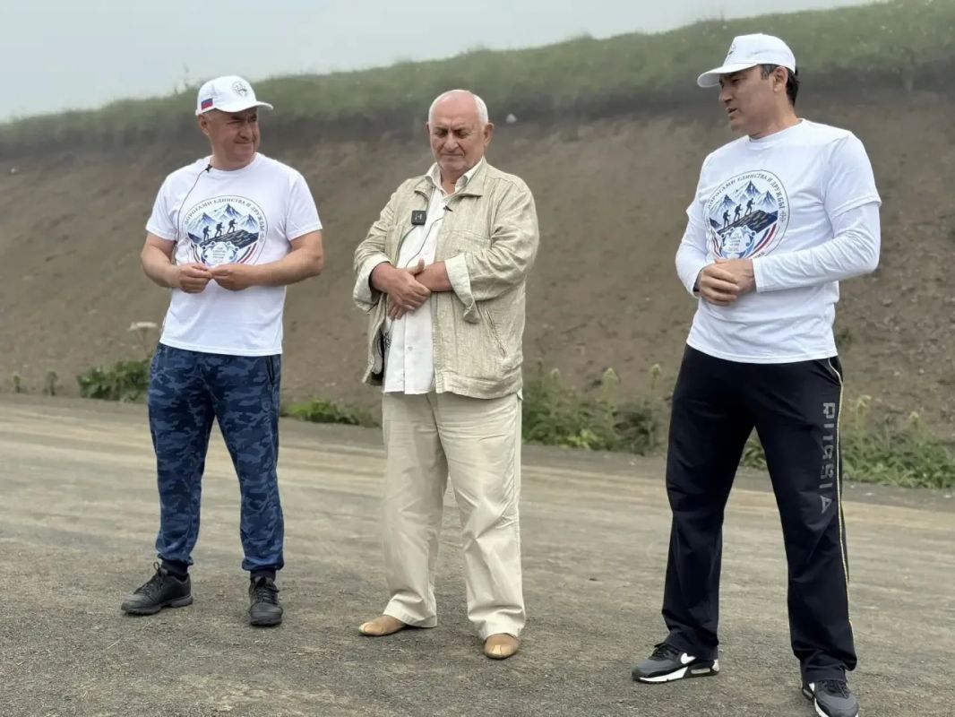 Депутаты Парламента РСО-Алания во главе с Таймуразом Тускаевым вместе с коллегами из законодательных собраний Чеченской Республики и Кабардино-Балкарии совершили восхождение на горную вершину Лахуран-Хох Северной Осетии Депутаты Парламента РСО-Алания во главе с Таймуразом Тускаевым вместе с коллегами из законодательных собраний Чеченской Республики и Кабардино-Балкарии совершили восхождение на горную вершину Лахуран-Хох Северной Осетии
