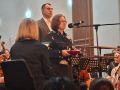 Министр культуры Батраз Гудиев под аплодисменты зрителей вручил орден "Слава Осетии" сестре Ольги Джанаевой