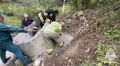 В Северной Осетии спасатели извлекли теленка из пятиметровой ямы на Транскаме