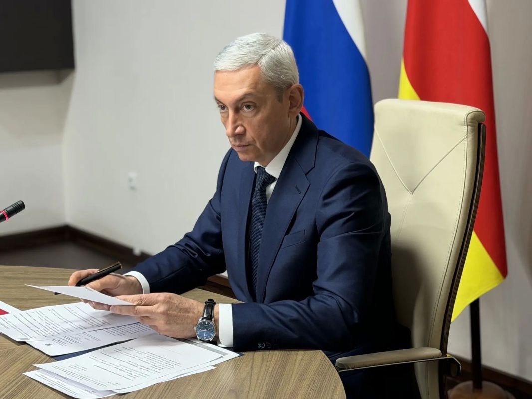 Председатель Правительства РСО – Алания Борис Джанаев провел совещание по вопросам внедрения безналичной оплаты на территории республики Председатель Правительства РСО – Алания Борис Джанаев провел совещание по вопросам внедрения безналичной оплаты на территории республики