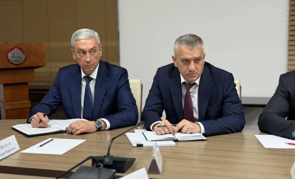 Глава РСО – Алания Сергей Меняйло провел еженедельное аппаратное совещание с участием руководителей органов исполнительной власти и муниципальных образований, представителей правоохранительных и надзорных структур республики Глава РСО – Алания Сергей Меняйло провел еженедельное аппаратное совещание с участием руководителей органов исполнительной власти и муниципальных образований, представителей правоохранительных и надзорных структур республики