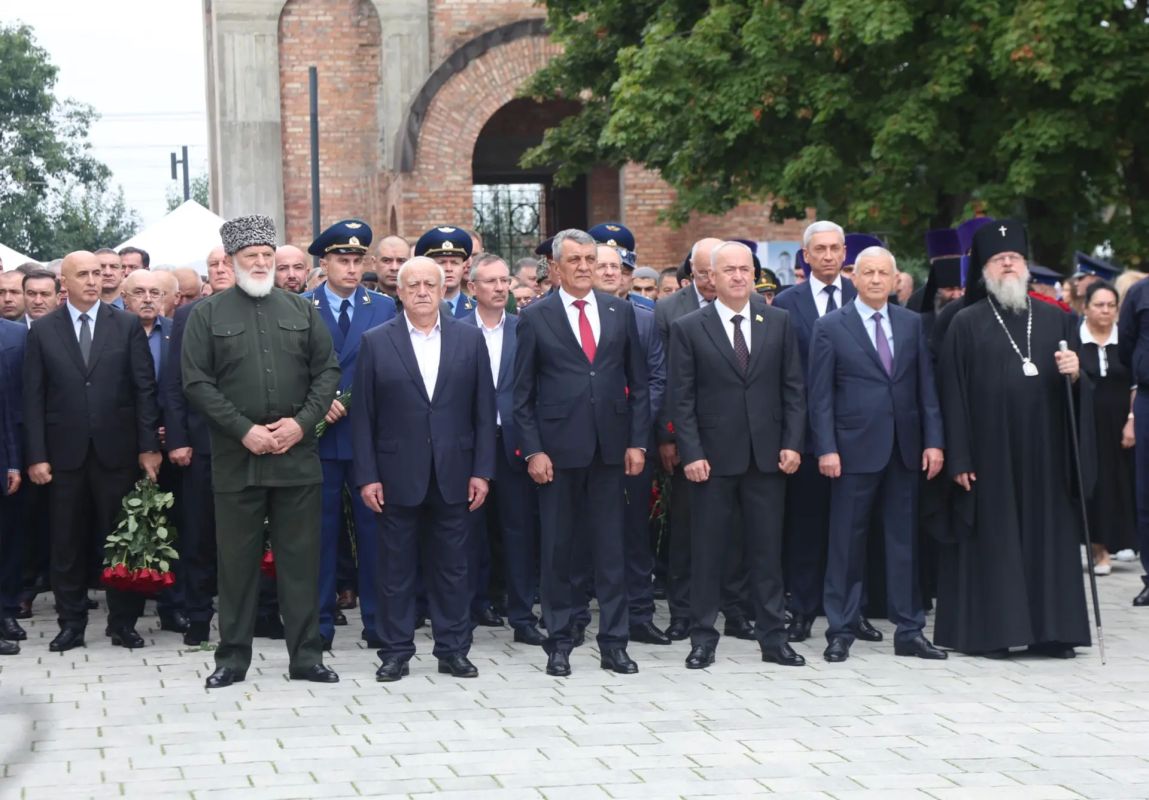 В Беслане начались траурные мероприятия в память о погибших в результате террористического акта 1-3 сентября 2004 года В Беслане начались траурные мероприятия в память о погибших в результате террористического акта 1-3 сентября 2004 года