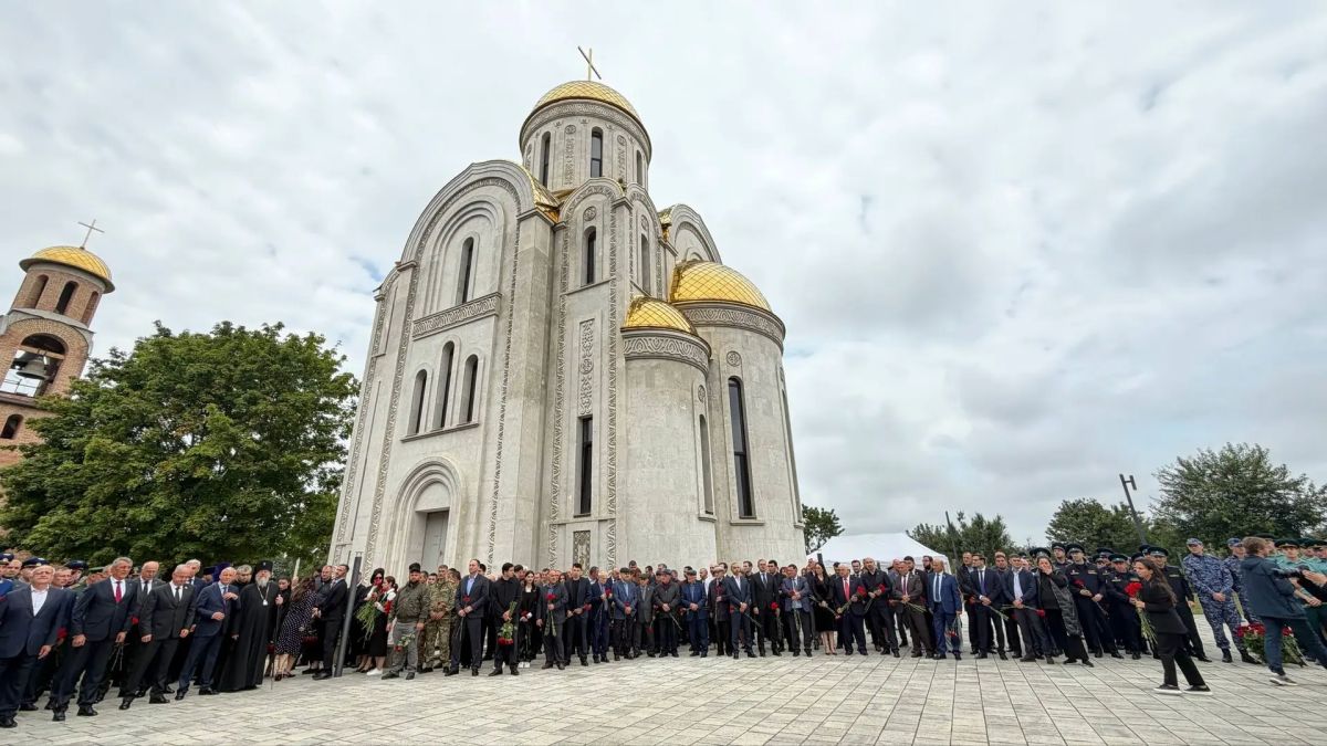 Сегодня в Беслане началась трехдневная вахта памяти, посвященная жертвам теракта 1 - 3 сентября 2004 года Сегодня в Беслане началась трехдневная вахта памяти, посвященная жертвам теракта 1 - 3 сентября 2004 года