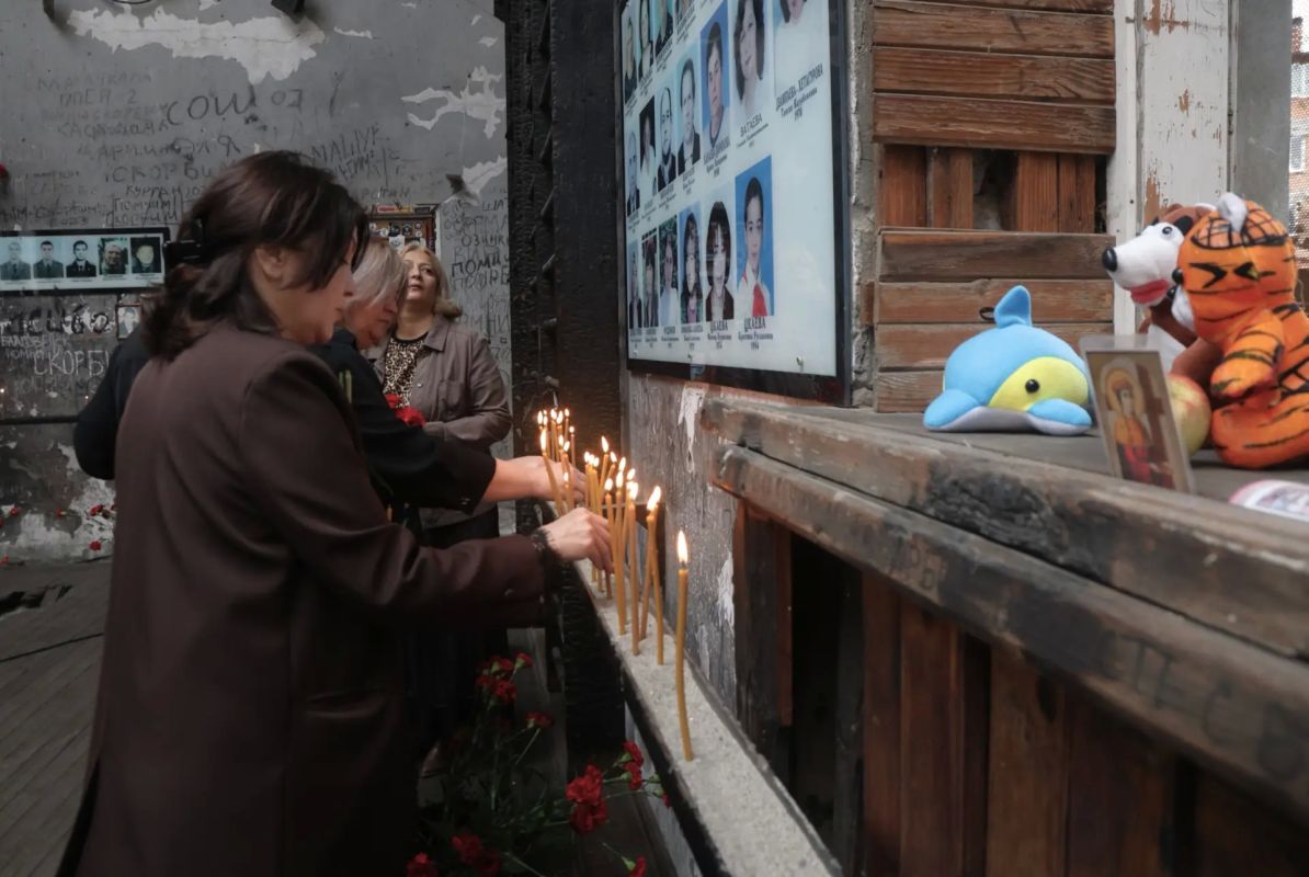 В Беслане начались траурные мероприятия в память о погибших в результате террористического акта 1-3 сентября 2004 года В Беслане начались траурные мероприятия в память о погибших в результате террористического акта 1-3 сентября 2004 года