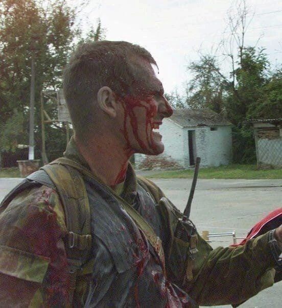 Сентябрь, Беслан, 2004. Вскоре после щелчка объектива эта фотография окровавленного русского офицера облетит весь мир