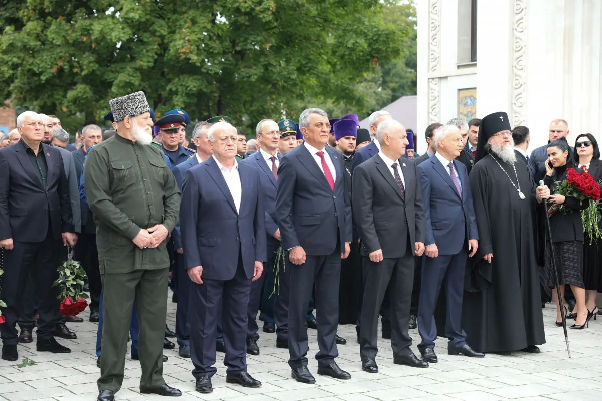 Министр внутренних дел Северной Осетии Демьян Лаптев принял участие в Вахте памяти, посвященной жертвам теракта в Беслане Министр внутренних дел Северной Осетии Демьян Лаптев принял участие в Вахте памяти, посвященной жертвам теракта в Беслане