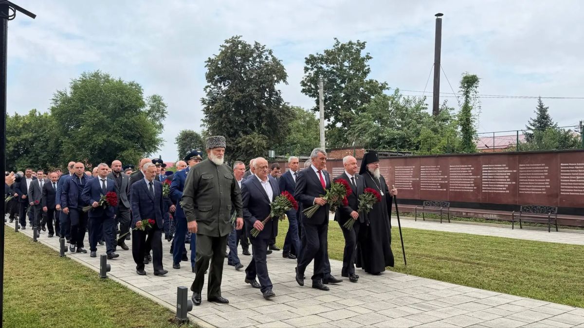 Сегодня в Беслане началась трехдневная вахта памяти, посвященная жертвам теракта 1 - 3 сентября 2004 года Сегодня в Беслане началась трехдневная вахта памяти, посвященная жертвам теракта 1 - 3 сентября 2004 года