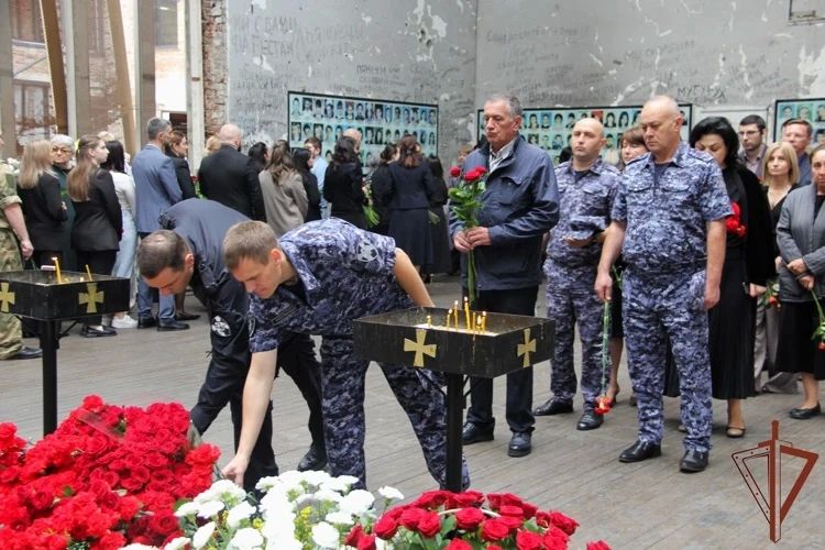Руководство и личный состав Управления Росгвардии по Республике Северная Осетия-Алания и владикавказского соединения ведомства приняли участие в памятных мероприятиях, приуроченных к 22-й годовщине теракта в школе №1 города... Руководство и личный состав Управления Росгвардии по Республике Северная Осетия-Алания и владикавказского соединения ведомства приняли участие в памятных мероприятиях, приуроченных к 22-й годовщине теракта в школе №1 города...