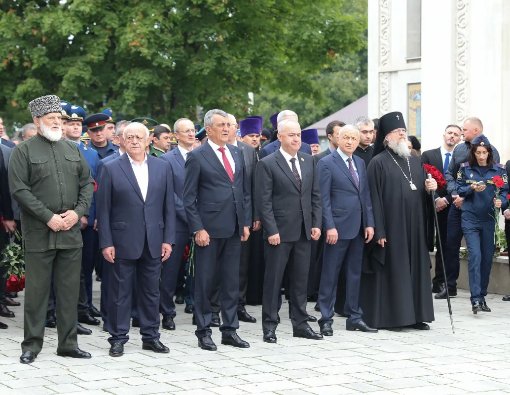 Министр внутренних дел Северной Осетии Демьян Лаптев принял участие в Вахте памяти, посвященной жертвам теракта в Беслане Министр внутренних дел Северной Осетии Демьян Лаптев принял участие в Вахте памяти, посвященной жертвам теракта в Беслане