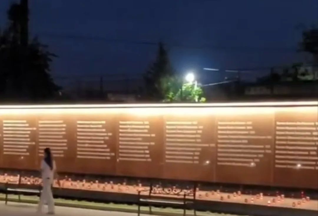 В Беслане волонтеры зажгли 334 свечи во дворе школы в память о каждом погибшем 22 года назад В Беслане волонтеры зажгли 334 свечи во дворе школы в память о каждом погибшем 22 года назад