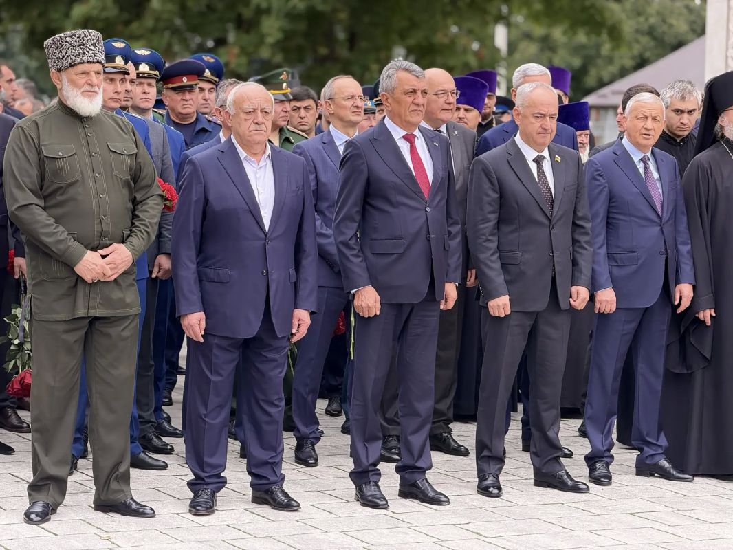 Министр внутренних дел Северной Осетии Демьян Лаптев принял участие в Вахте памяти, посвященной жертвам теракта в Беслане Министр внутренних дел Северной Осетии Демьян Лаптев принял участие в Вахте памяти, посвященной жертвам теракта в Беслане