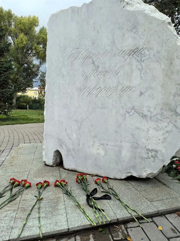 Сотрудники Управления Федерального казначейства по Омской области во главе с руководителем Управления Галиной Сердюковой почтили память жертв террористических актов, возложив цветы к памятному камню «Народы мира против... Сотрудники Управления Федерального казначейства по Омской области во главе с руководителем Управления Галиной Сердюковой почтили память жертв террористических актов, возложив цветы к памятному камню «Народы мира против...