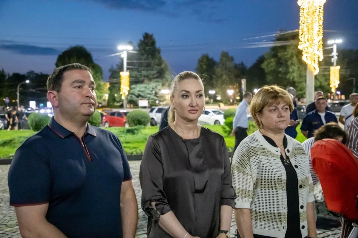 В День солидарности в борьбе с терроризмом у здания администрации Владикавказа прошла акция «Свеча памяти» В День солидарности в борьбе с терроризмом у здания администрации Владикавказа прошла акция «Свеча памяти»