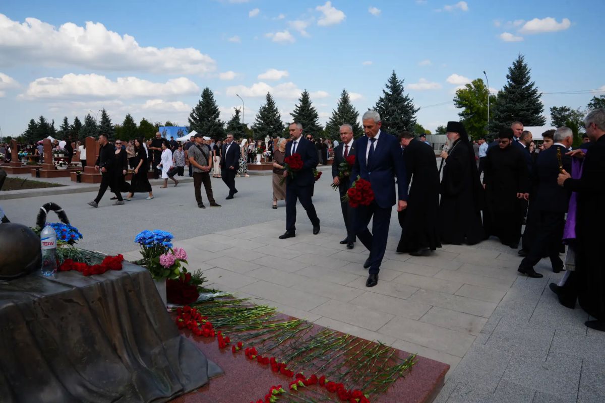 В Северной Осетии завершаются трехдневные траурные мероприятия в память о погибших при теракте в школе №1 г. Беслана В Северной Осетии завершаются трехдневные траурные мероприятия в память о погибших при теракте в школе №1 г. Беслана