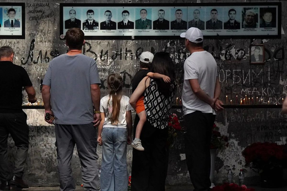 В Беслане подходит к концу трехдневная «Вахта памяти», посвященная 22й годовщине теракта в школе №1. Главные траурные мероприятия состоялись 3 сентября: люди собрались в разрушенном здании школы и на мемориальном кладбище... В Беслане подходит к концу трехдневная «Вахта памяти», посвященная 22й годовщине теракта в школе №1. Главные траурные мероприятия состоялись 3 сентября: люди собрались в разрушенном здании школы и на мемориальном кладбище...