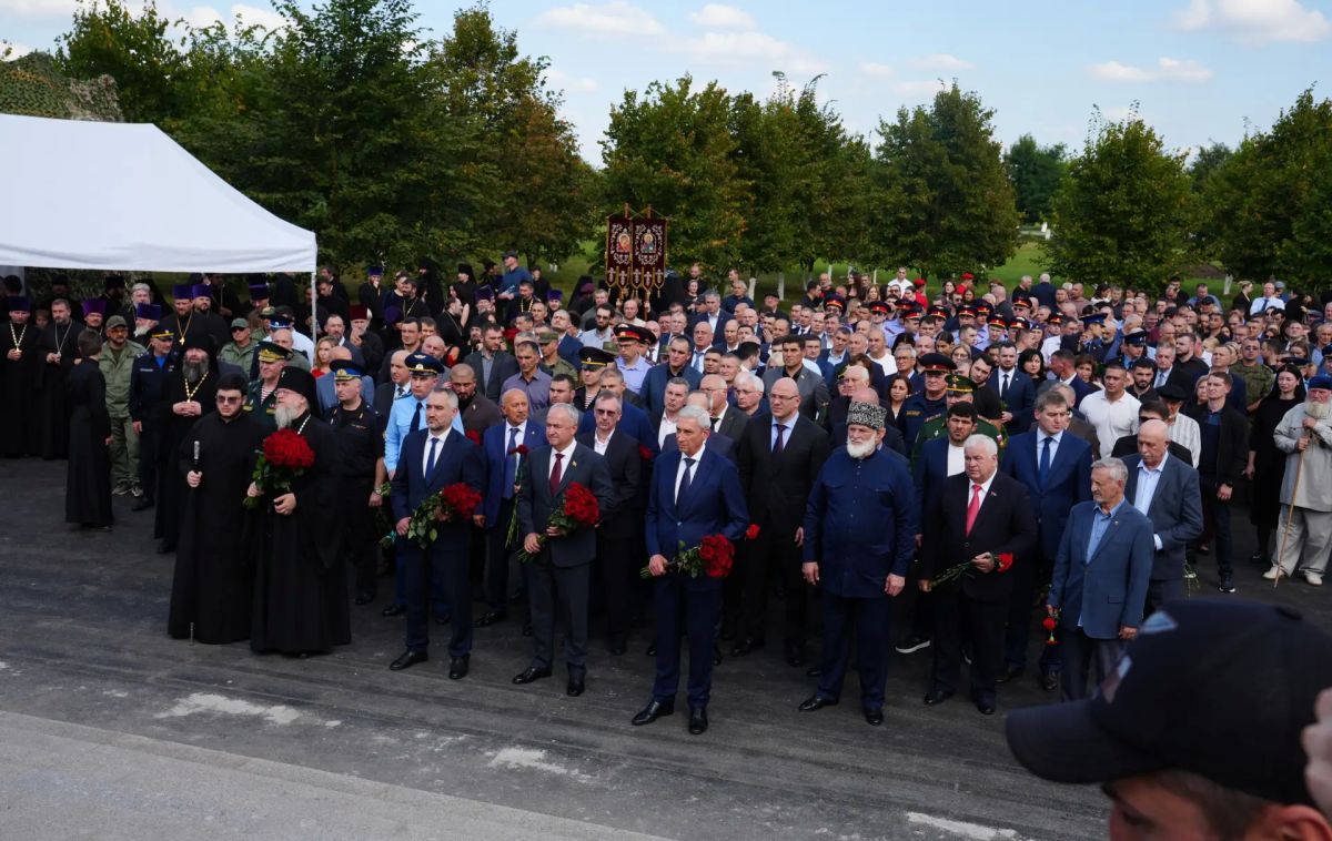 В Северной Осетии завершаются трехдневные траурные мероприятия в память о погибших при теракте в школе №1 г. Беслана В Северной Осетии завершаются трехдневные траурные мероприятия в память о погибших при теракте в школе №1 г. Беслана