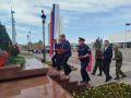 Александр Луконин возложил цветы к памятнику Героя России, подполковника Дмитрия Разумовского, который погиб, спасая детей в Беслане