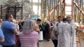 В эти минуты в разрушенной школе №1 проходит причастие Святых Христовых Тайн