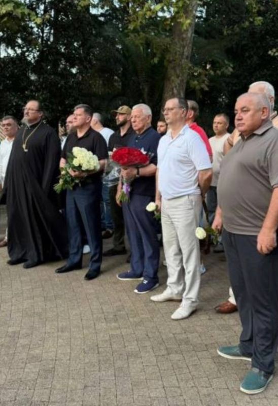 Митинг памяти жертв теракта в школе №1 города Беслана прошел в Сочи в День солидарности в борьбе с терроризмом Митинг памяти жертв теракта в школе №1 города Беслана прошел в Сочи в День солидарности в борьбе с терроризмом
