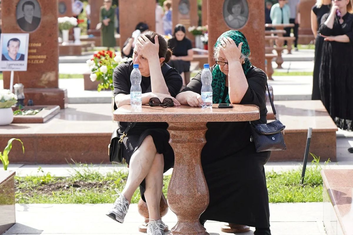 В Беслане подходит к концу трехдневная «Вахта памяти», посвященная 22й годовщине теракта в школе №1. Главные траурные мероприятия состоялись 3 сентября: люди собрались в разрушенном здании школы и на мемориальном кладбище... В Беслане подходит к концу трехдневная «Вахта памяти», посвященная 22й годовщине теракта в школе №1. Главные траурные мероприятия состоялись 3 сентября: люди собрались в разрушенном здании школы и на мемориальном кладбище...