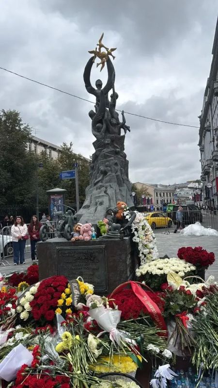 В двадцать второй раз московские осетины и общественность города Москвысобрались перед нашим Храмом Пресвятой Богородицы на Кулишках ( Аланское подворье), чтобы почтить память невинно убиенных в трагедии в школе #1 города... В двадцать второй раз московские осетины и общественность города Москвысобрались перед нашим Храмом Пресвятой Богородицы на Кулишках ( Аланское подворье), чтобы почтить память невинно убиенных в трагедии в школе #1 города...