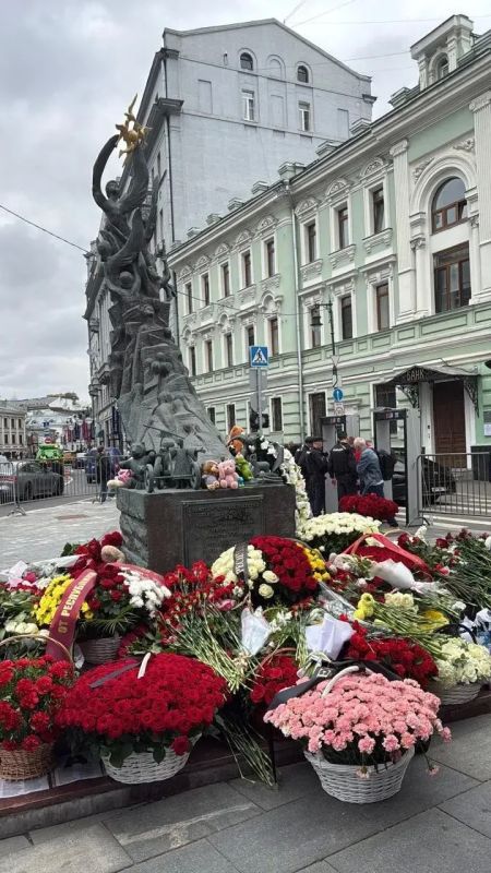 В двадцать второй раз московские осетины и общественность города Москвысобрались перед нашим Храмом Пресвятой Богородицы на Кулишках ( Аланское подворье), чтобы почтить память невинно убиенных в трагедии в школе #1 города... В двадцать второй раз московские осетины и общественность города Москвысобрались перед нашим Храмом Пресвятой Богородицы на Кулишках ( Аланское подворье), чтобы почтить память невинно убиенных в трагедии в школе #1 города...