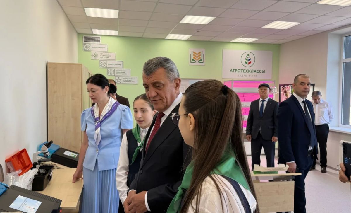 Глава РСО – Алания Сергей Меняйло посетил среднюю общеобразовательную школу №2 селения Дур-Дур, открывшуюся после масштабной реконструкции Глава РСО – Алания Сергей Меняйло посетил среднюю общеобразовательную школу №2 селения Дур-Дур, открывшуюся после масштабной реконструкции
