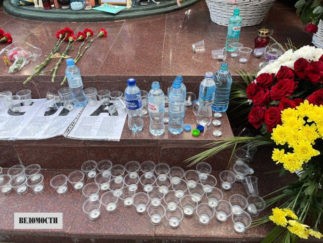 В Москве к памятнику, посвященному жертвам трагедии в Беслане, принесли венки, игрушки, школьные принадлежности и бутылки с водой В Москве к памятнику, посвященному жертвам трагедии в Беслане, принесли венки, игрушки, школьные принадлежности и бутылки с водой