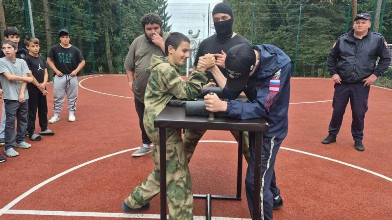 Росгвардейцы провели для участников смены «Патриот-2026» турнир по армрестлингу Росгвардейцы провели для участников смены «Патриот-2026» турнир по армрестлингу