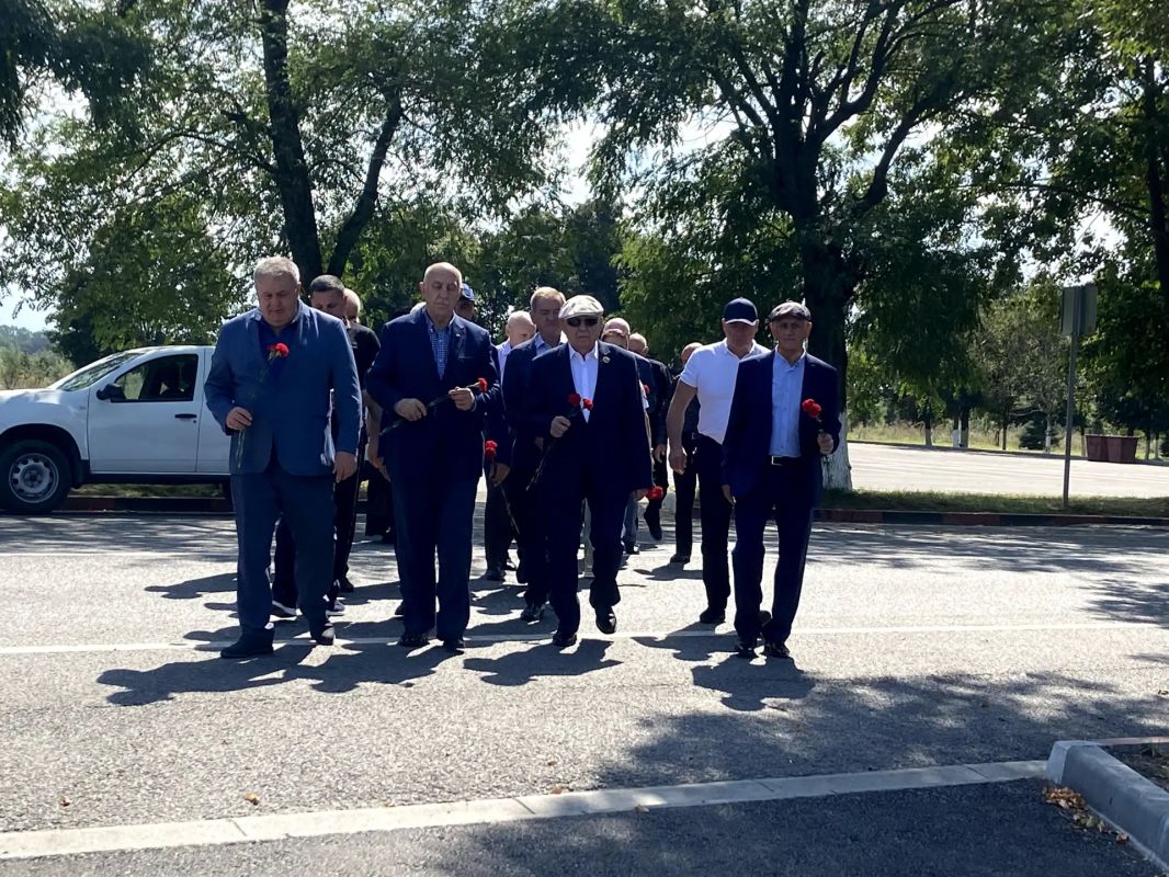 Совет ветеранов МВД Северной Осетии принял участие в траурных мероприятиях в Беслане Совет ветеранов МВД Северной Осетии принял участие в траурных мероприятиях в Беслане