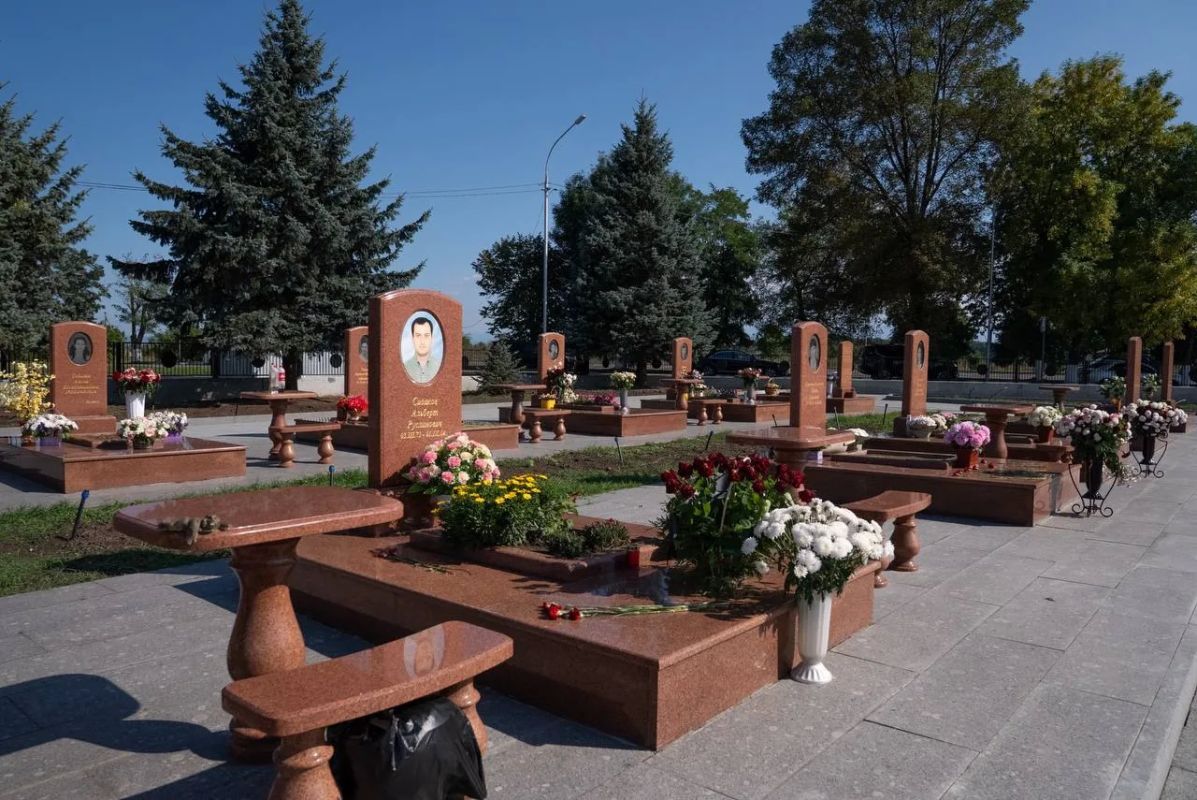 Валерий Фальков почтил память жертв теракта в Беслане Валерий Фальков почтил память жертв теракта в Беслане