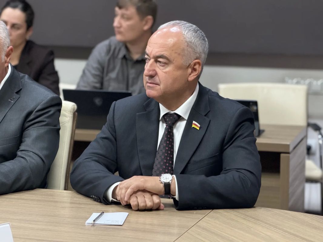 Глава РСО – Алания Сергей Меняйло провел еженедельное аппаратное совещание с участием руководителей органов исполнительной власти и муниципальных образований, представителей правоохранительных и надзорных структур республики Глава РСО – Алания Сергей Меняйло провел еженедельное аппаратное совещание с участием руководителей органов исполнительной власти и муниципальных образований, представителей правоохранительных и надзорных структур республики