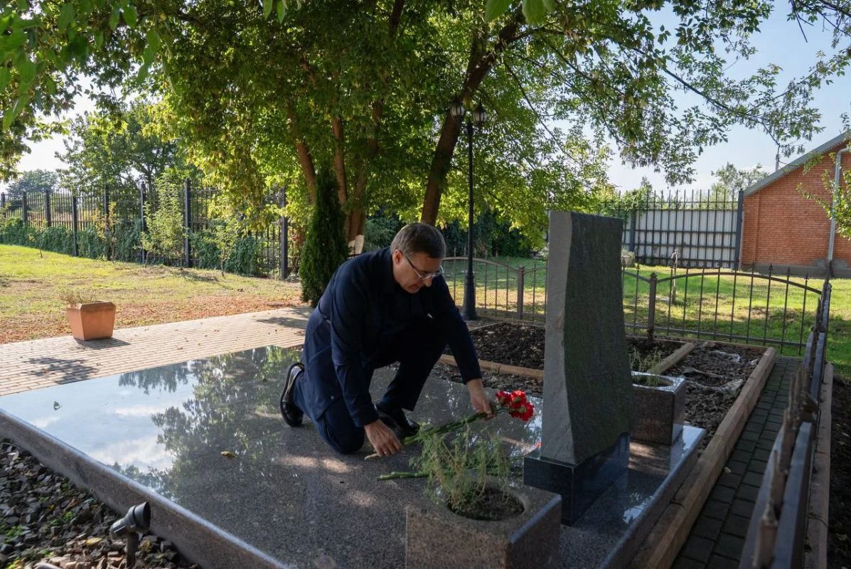 Валерий Фальков почтил память жертв теракта в Беслане Валерий Фальков почтил память жертв теракта в Беслане