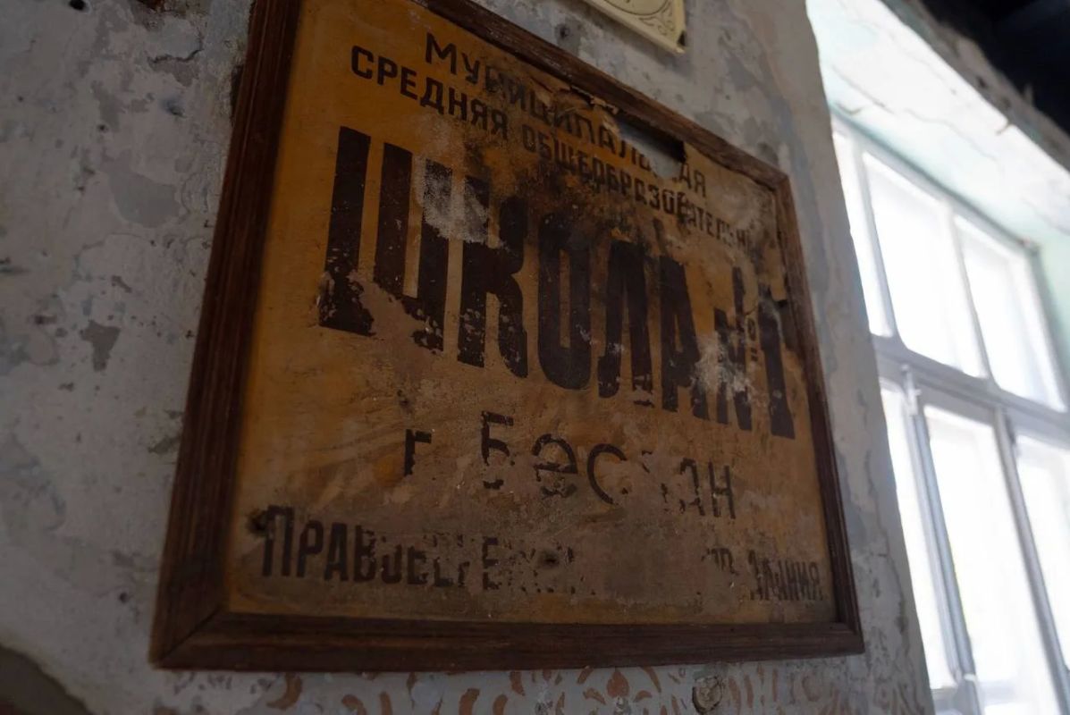 Валерий Фальков почтил память жертв теракта в Беслане Валерий Фальков почтил память жертв теракта в Беслане