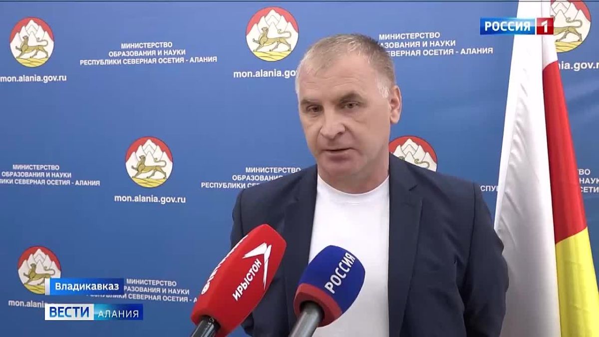 Минобрнауки Северной Осетии передало учебники по осетинскому языку и литературе школам КБР и КЧР