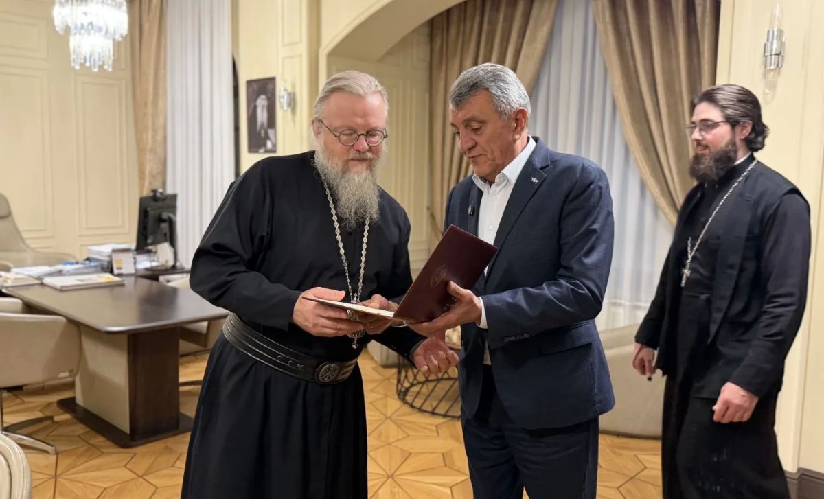 Глава РСО – Алания Сергей Меняйло поздравил с 55-летним юбилеем архиепископа Владикавказского и Аланского Герасима, посетив Владыку на его рабочем месте в Управлении епархии Глава РСО – Алания Сергей Меняйло поздравил с 55-летним юбилеем архиепископа Владикавказского и Аланского Герасима, посетив Владыку на его рабочем месте в Управлении епархии