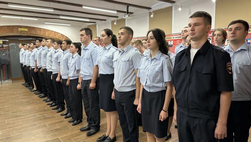 В Северной Осетии общественники и ветераны ОВД приняли участие в торжественном вручение служебных удостоверений молодым сотрудникам полиции В Северной Осетии общественники и ветераны ОВД приняли участие в торжественном вручение служебных удостоверений молодым сотрудникам полиции